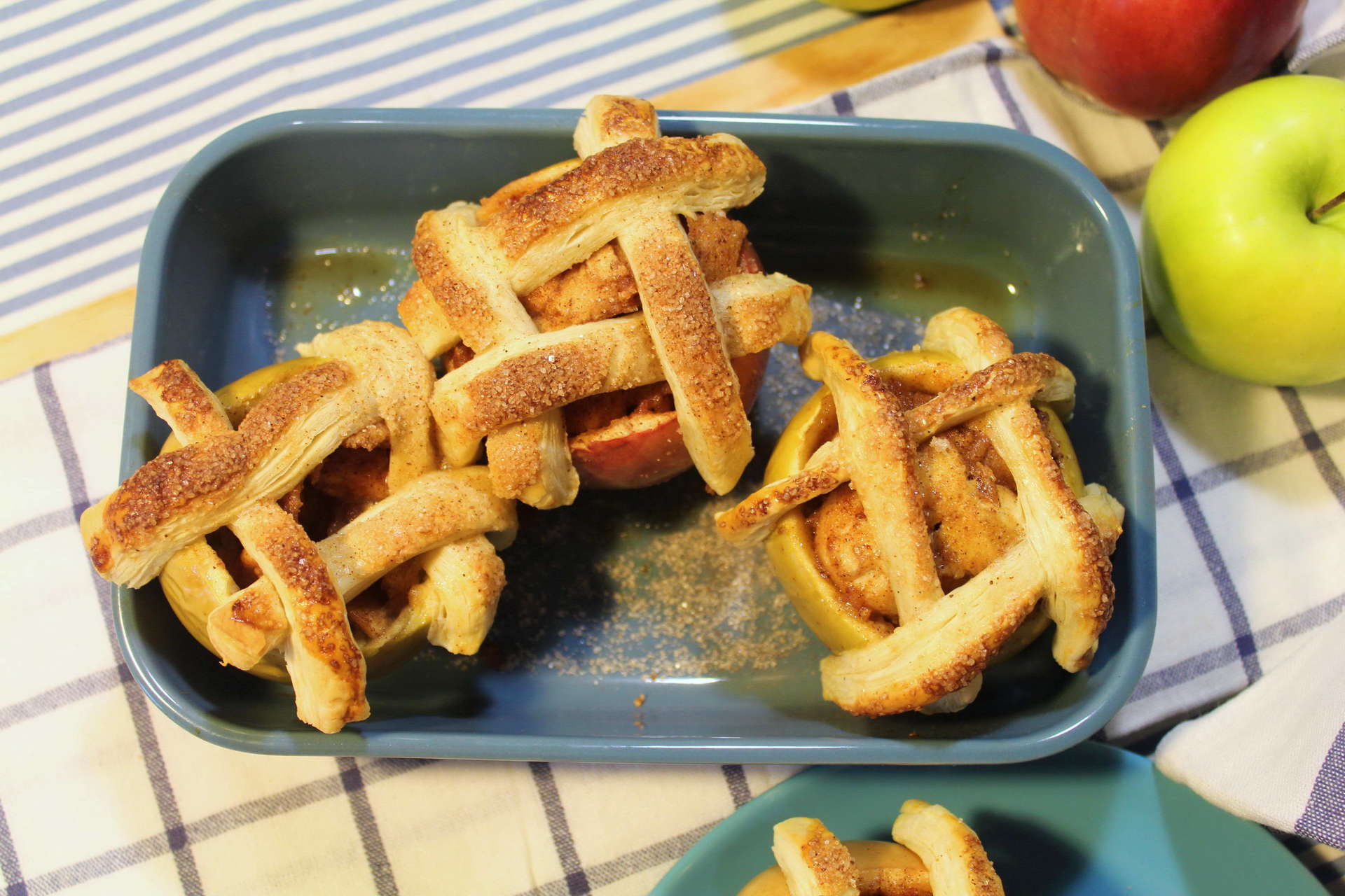 Фото к рецепту: Запеченное яблоко с медом и корицей. 