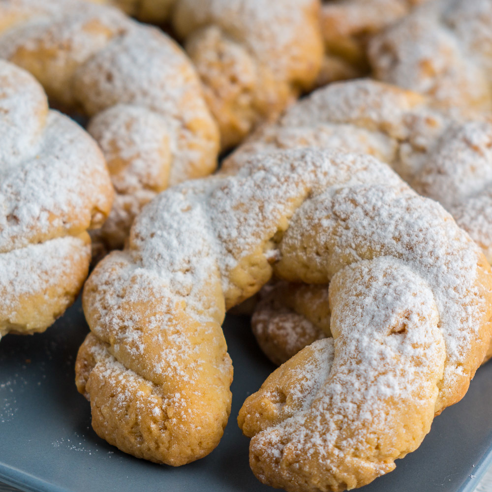 Фото к рецепту: Сказочно вкусное песочное печенье с орешками карнавальные кольца. домашнее печенье к чаю за 30 минут