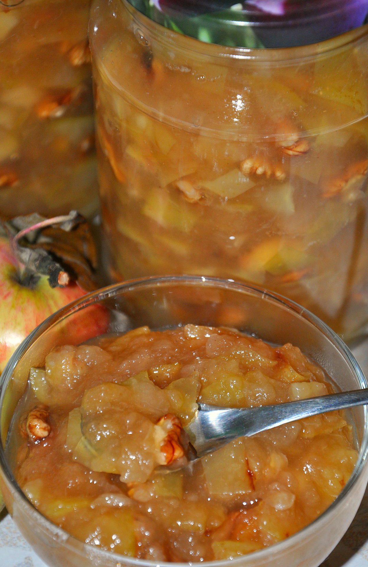 Фото к рецепту: Яблочное варенье с грецкими орехами