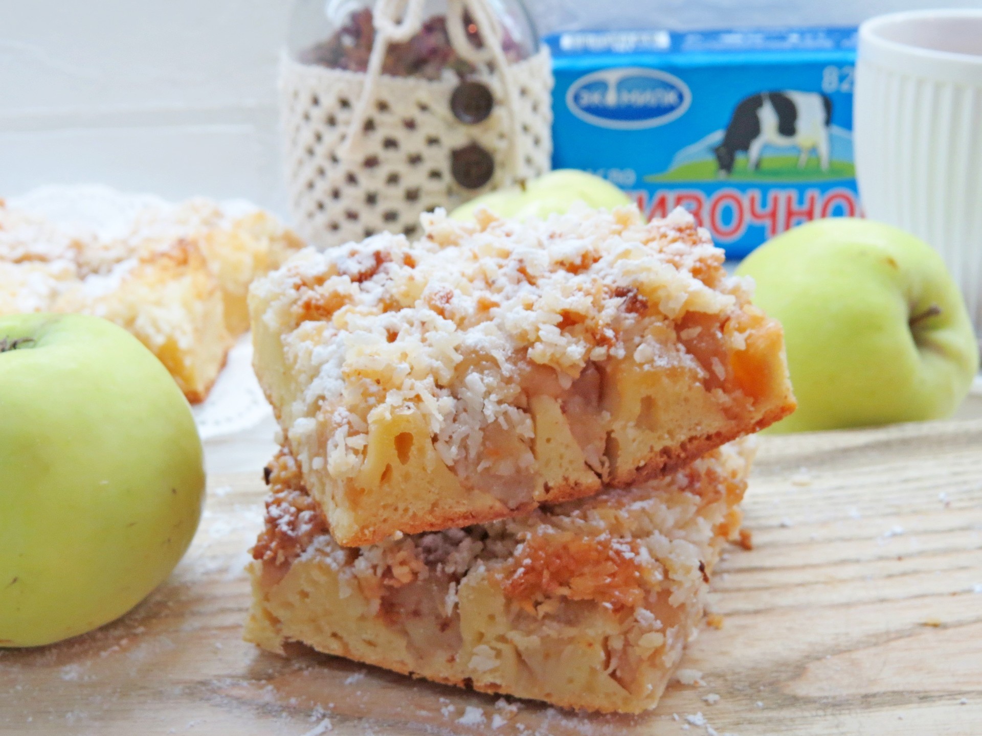 Фото к рецепту: Творожный пирог с яблоками и кокосовой карамелью