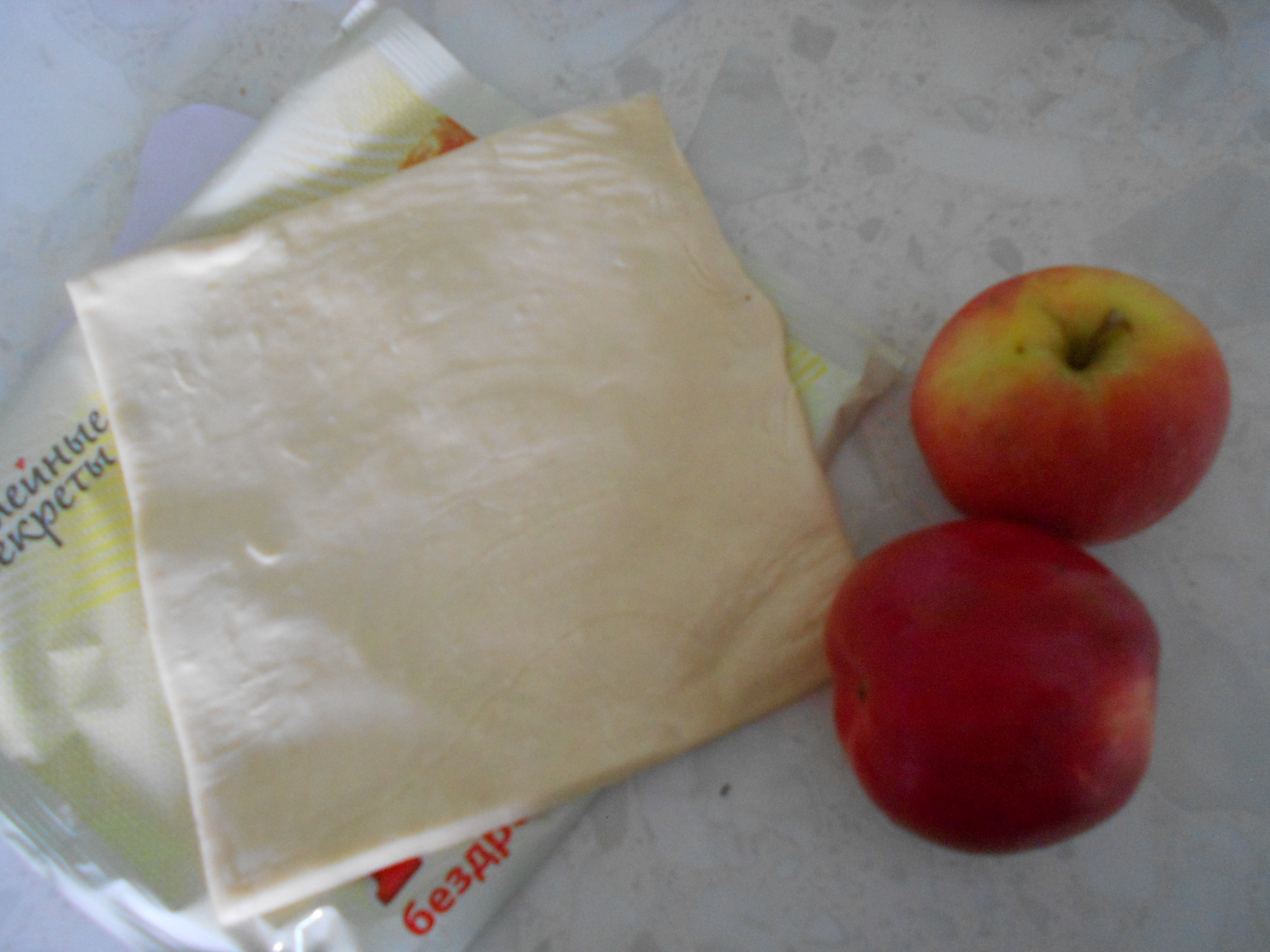 Пирожные-розочки с яблоками: шаг 1